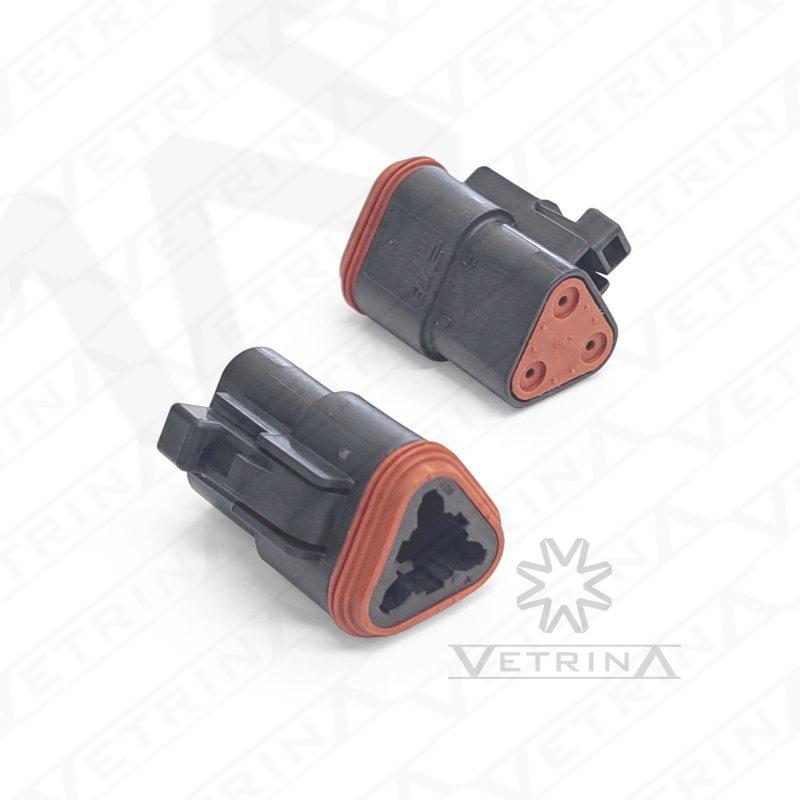 Conector fêmea selado Deutsch série DT de 3 vias, modelo DT06-3S-E004, cor preta com tampa traseira protetora para vedação de chicotes.