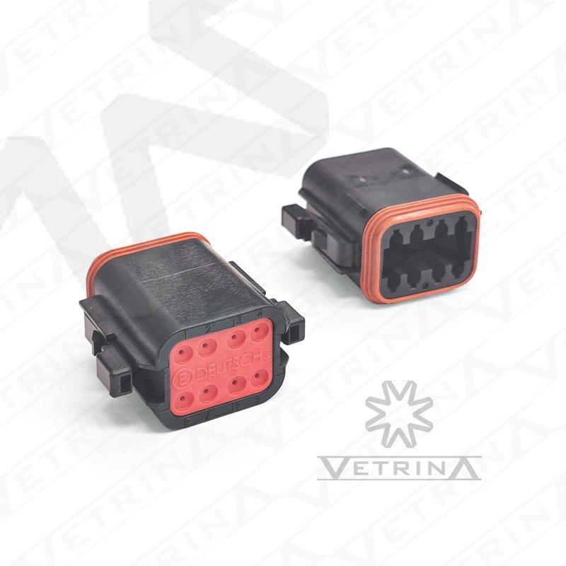 Conector Deutsch série DT de 8 vias, modelo DT06-08SA-CE10, na cor preta, com vedação reduzida para cabos de 0,50 a 1,00mm² e design selado para uso automotivo pesado.