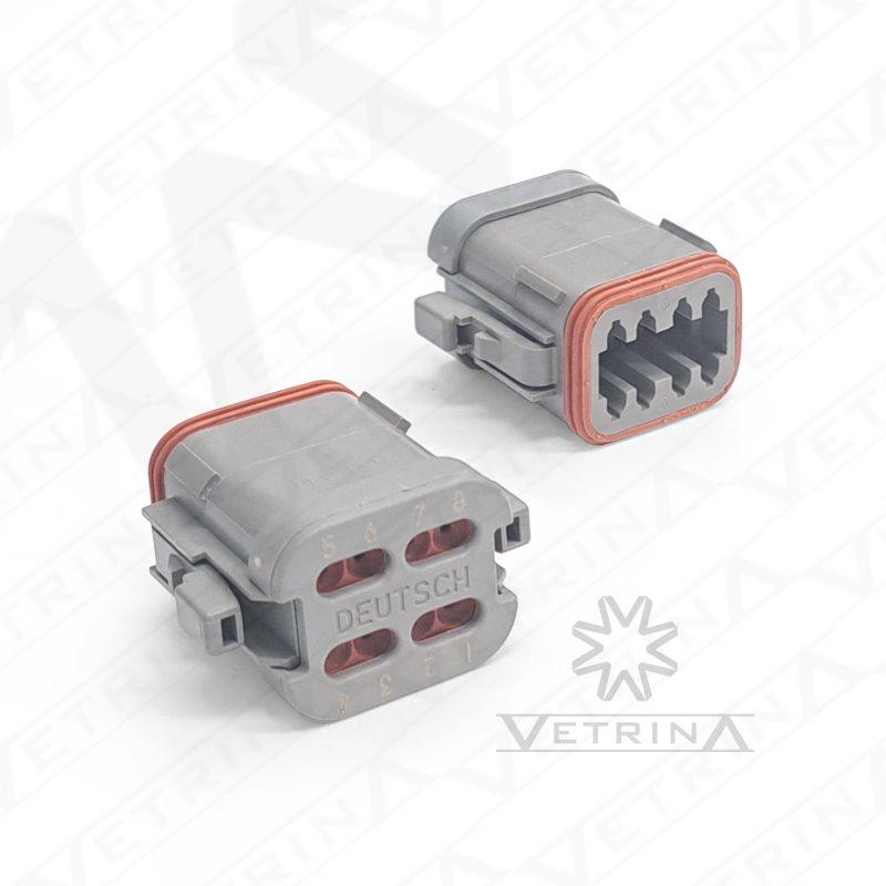 Conector Deutsch série DT de 8 vias, modelo DT06-08SA-CE05, cor cinza, com retentor de selo traseiro para proteção extra contra umidade e vibração em chicotes elétricos.