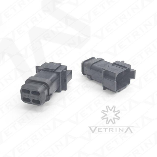 Conector macho Deutsch série DT de 8 vias, modelo DT04-08PA-CE09, cor preta com capa longa (long cap) para proteção extra de chicotes elétricos.
