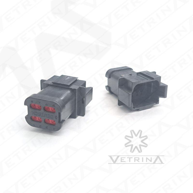 Conector macho Deutsch série DT de 8 vias, modelo DT04-08PA-CE03, cor preta com retentor traseiro e vedação para cabos de bitola fina, garantindo estanqueidade em chicotes elétricos.