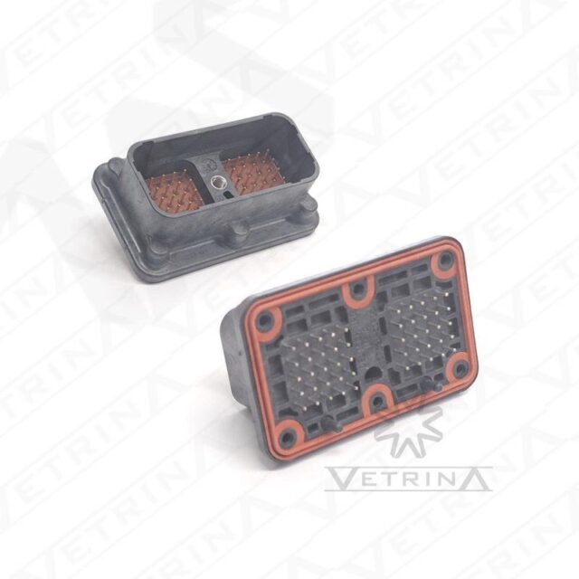 Conector macho Deutsch série DRC de 50 vias, modelo DRC20-50P-05, com codificação mecânica Key 05 e design de alta densidade para módulos eletrônicos pesados.