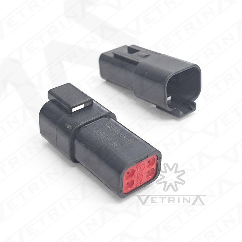 Conector macho selado Deutsch série DT de 4 vias, modelo DT04-4P-CE02, cor preta com vedação para fios finos e proteção IP68.