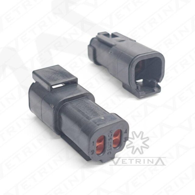 Conector macho selado Deutsch série DTM de 4 vias, modelo DTM04-4P-E005, cor preta com retentor traseiro para proteção de chicote.