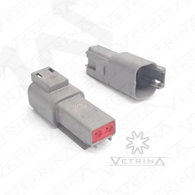 Conector macho selado Deutsch série DT de 2 vias, modelo DT04-2P-C015, cor cinza com tampa traseira (end cap) para proteção reforçada.