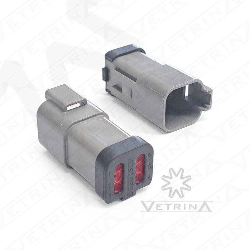 Conector macho selado Deutsch série DT de 6 vias, modelo DT04-6P-CE01, cor cinza com retentor traseiro para proteção de fiação e vedação reforçada.