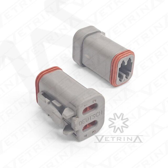 Conector fêmea selado Deutsch série DT de 4 vias, modelo DT06-4S-E003, cor cinza com retentor traseiro tipo end cap para proteção de fiação.