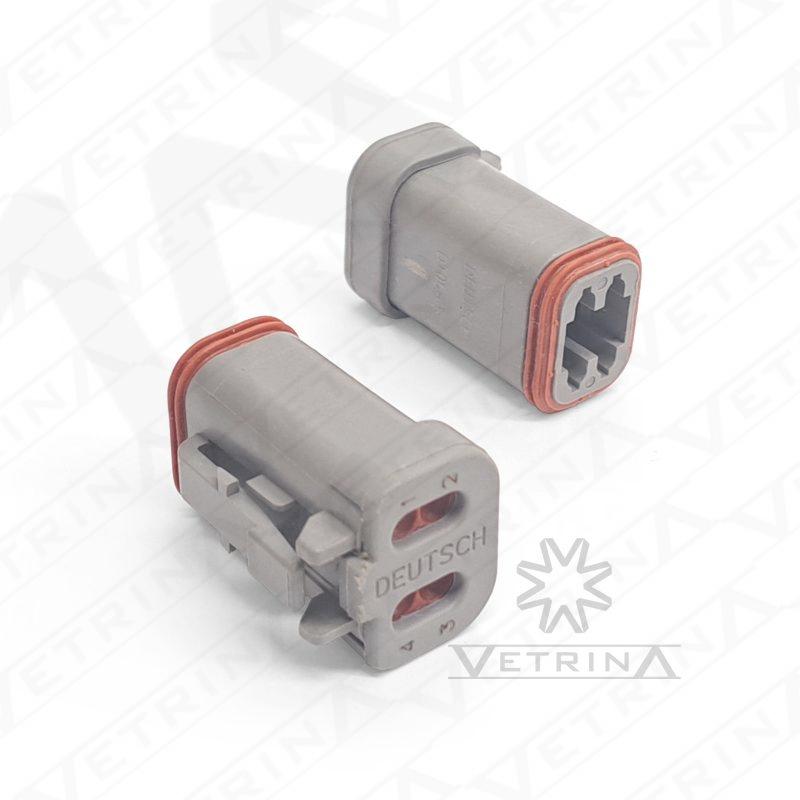 Conector fêmea selado Deutsch série DT de 4 vias, modelo DT06-4S-E003, cor cinza com retentor traseiro tipo end cap para proteção de fiação.