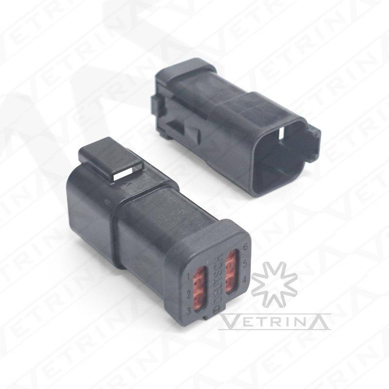 Conector macho selado Deutsch série DT de 6 vias, modelo DT04-6P-E005, cor preta com retentor traseiro e proteção IP68 para fiação industrial.