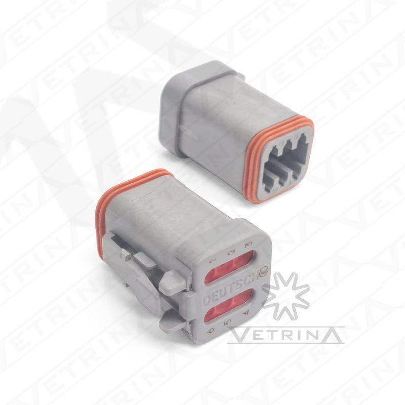 Conector fêmea selado Deutsch série DT de 6 vias, modelo DT06-6S-CE01, cor cinza com retentor traseiro e vedação de alta performance IP68.