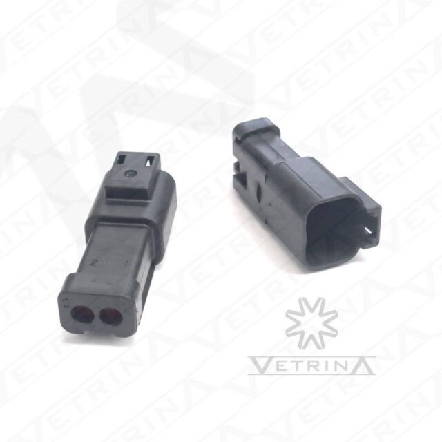 Conector macho selado Deutsch série DT de 2 vias, modelo DT04-2P-E005, cor preta com retentor traseiro de proteção e vedação IP68.