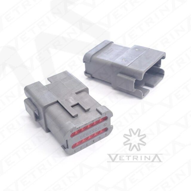 Conector macho selado Deutsch série DT de 12 vias, modelo DT04-12PA-CE07, cor cinza com retentor traseiro e vedação IP68.