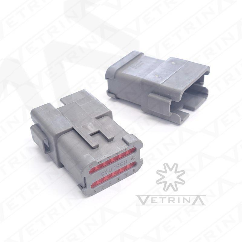 Conector macho selado Deutsch série DT de 12 vias, modelo DT04-12PA-CE07, cor cinza com retentor traseiro e vedação IP68.
