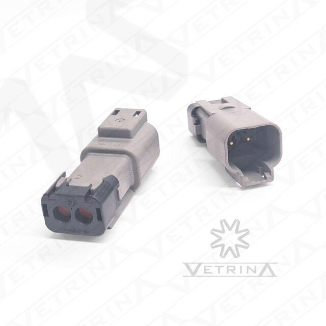 Conector macho Deutsch série DT de 2 vias, modelo DT04-2P-P049, cor cinza com trava secundária preta inclusa e proteção IP68.