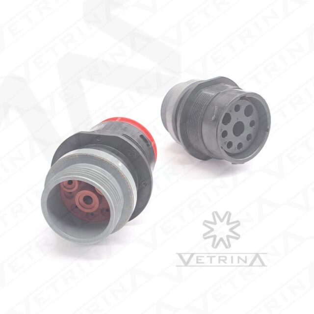 Conector circular Deutsch série HDP20 de 9 vias, modelo HDP24-24-9SE-L015, com flange, vedação E-seal e adaptador traseiro roscado para montagem de conduítes em painéis.