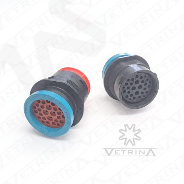 Conector circular Deutsch série HDP20 de 29 vias, modelo HDP24-24-29SE-L017, com flange, vedação E-seal e adaptador traseiro roscado para fixação de acessórios em painéis.