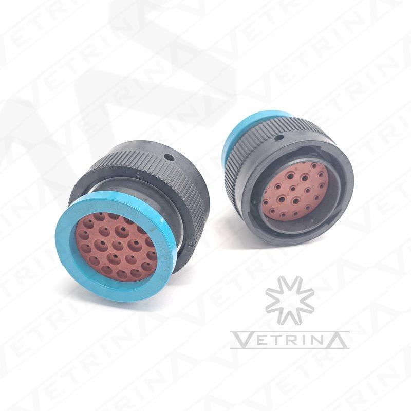 Conector plugue circular Deutsch série HDP20 de 21 vias, modelo HDP26-24-21PE-L017, com pinos macho, vedação E-seal e anel adaptador traseiro.