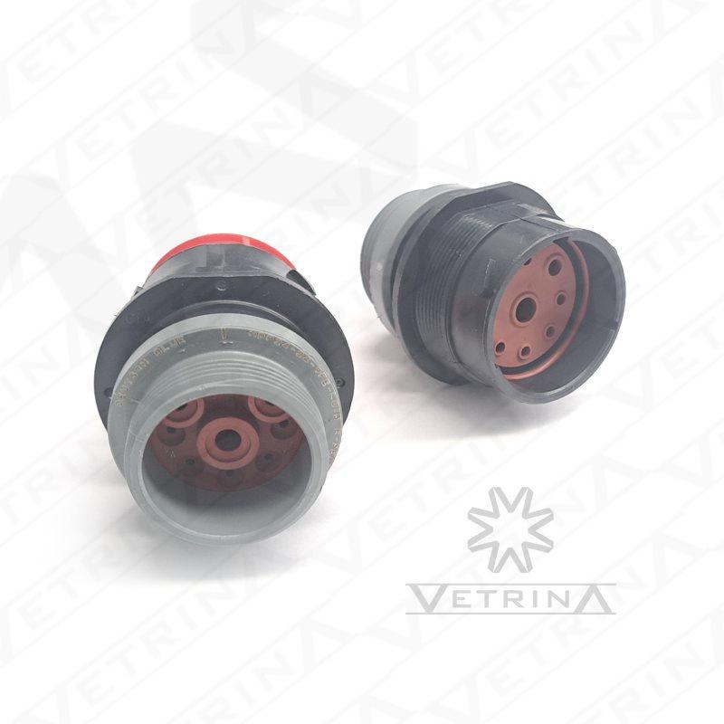 Conector receptáculo macho circular Deutsch série HDP20 de 9 vias, modelo HDP24-24-9PE-L015, com adaptador rosqueado traseiro e vedação IP68.