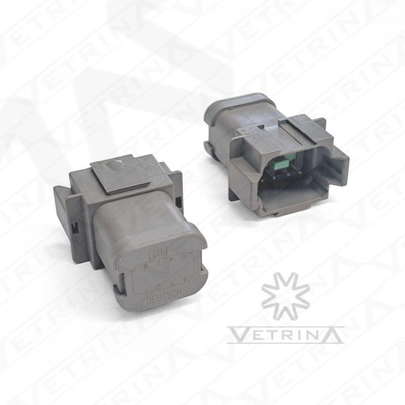 Conector Deutsch série DT de 8 vias com barramento interno 1x8, modelo DT04-08PA-P021, cor cinza, projetado para distribuição elétrica selada em aplicações industriais.