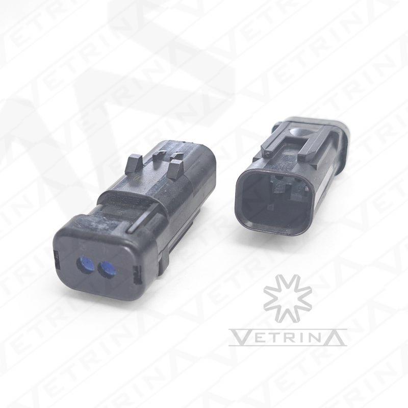 Conector macho selado TE Connectivity série AMPSEAL 16 de 2 vias, modelo 776534-4, cor verde com selo azul e chaveamento tipo 4, projetado para vedação estanque em chicotes elétricos.