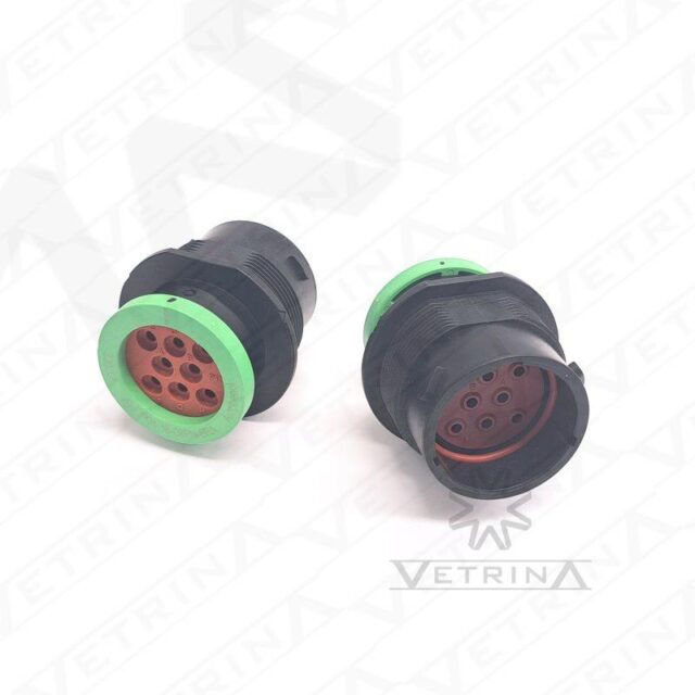 Conector macho circular Amphenol série AHDP de 8 vias, modelo AHDP04-18-08PN-BRA, cor preta com anel adaptador traseiro para proteção de cabos.