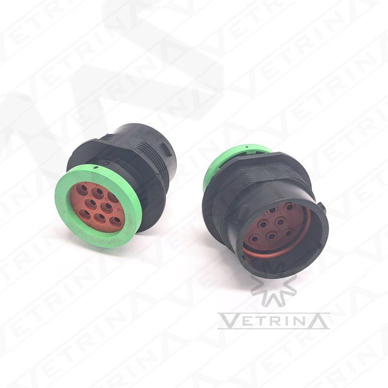 Conector macho circular Amphenol série AHDP de 8 vias, modelo AHDP04-18-08PN-BRA, cor preta com anel adaptador traseiro para proteção de cabos.
