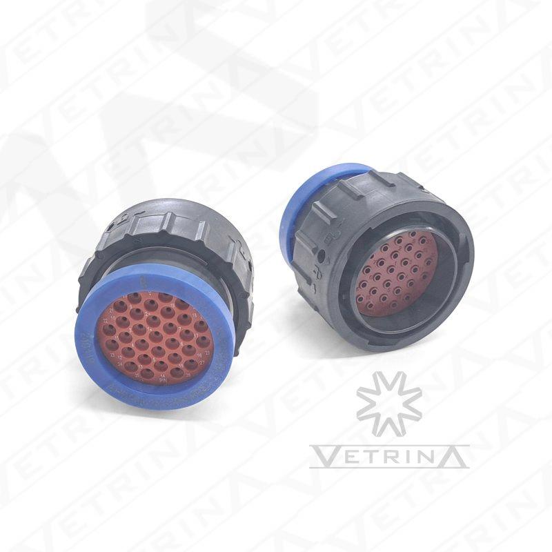 Conector plugue circular Amphenol série AHDP de 31 vias, modelo AHDP06-24-31PR-BRA, com pinos macho, vedação reduzida e anel adaptador para capa traseira.