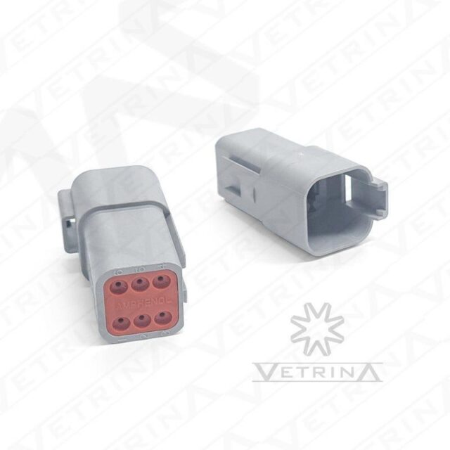 Conector macho selado Amphenol série AT de 6 vias, modelo AT04-6P, cor cinza, para uso em chicotes elétricos industriais e automotivos.