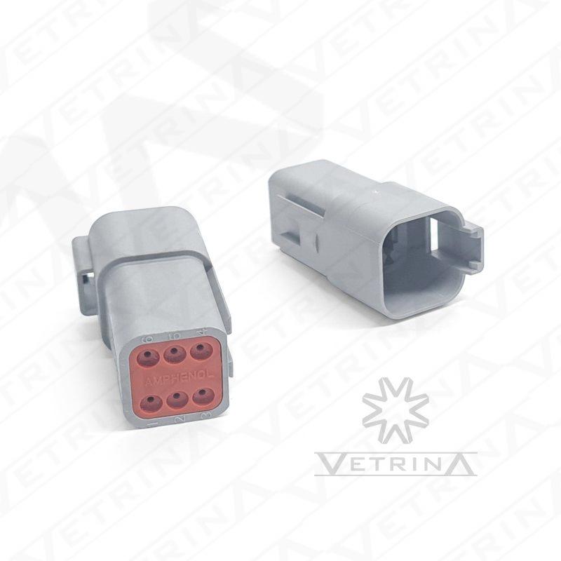 Conector macho selado Amphenol série AT de 6 vias, modelo AT04-6P, cor cinza, para uso em chicotes elétricos industriais e automotivos.