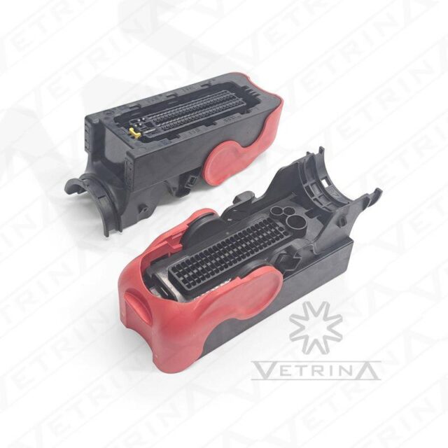 Conector fêmea selado TE Connectivity de 95 vias, modelo 1-2344950-1, cores preto e vermelho, ideal para sistemas de alta densidade de sinais automotivos.