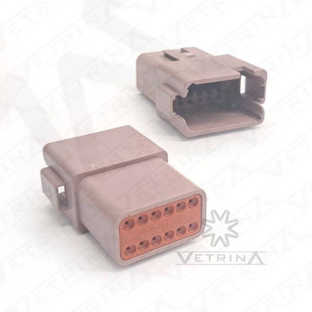 Conector macho selado Deutsch série DT de 12 vias, modelo DT04-12PD-B016, cor marrom com chaveamento Key D e proteção IP68 para sistemas automotivos.