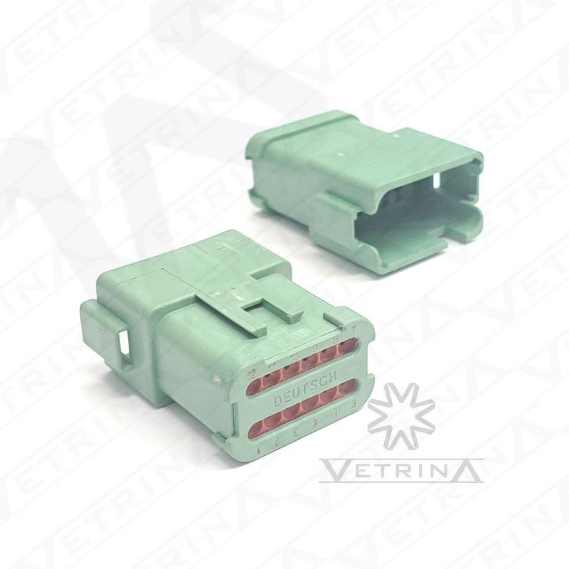 Conector macho selado Deutsch série DT de 12 vias, modelo DT04-12PC-CE05, cor verde com chaveamento Key C e retentor traseiro de proteção.