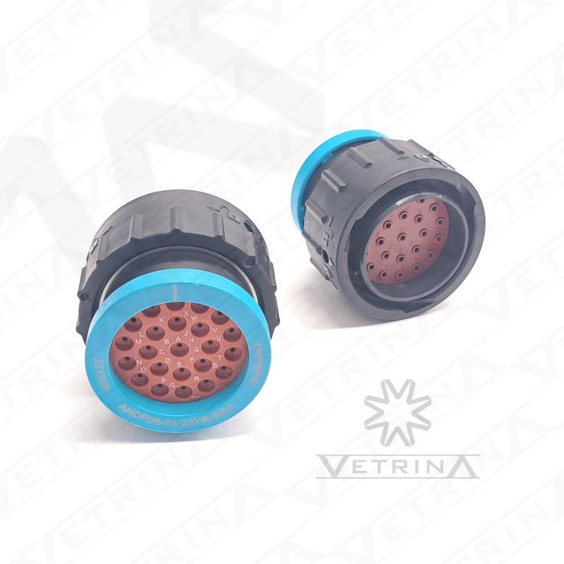 Conector plugue Amphenol série AHDP de 23 vias, modelo AHDP06-24-23PR-BRA, configuração de pinos invertida com anel adaptador traseiro.