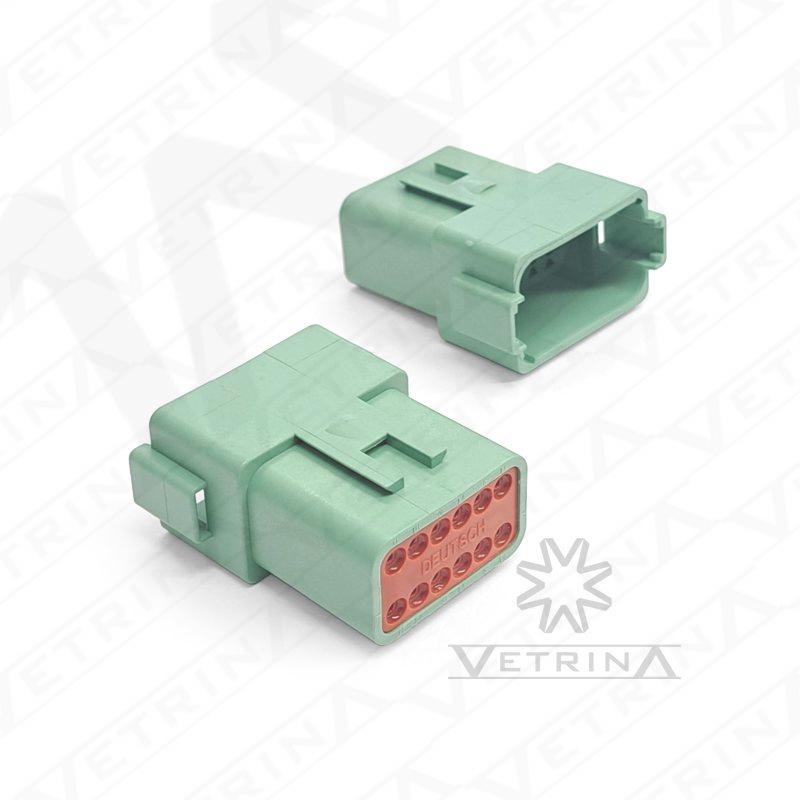 Conector macho selado Deutsch série DT de 12 vias, modelo DT04-12PC, cor verde com chaveamento mecânico tipo C para segurança na conexão.