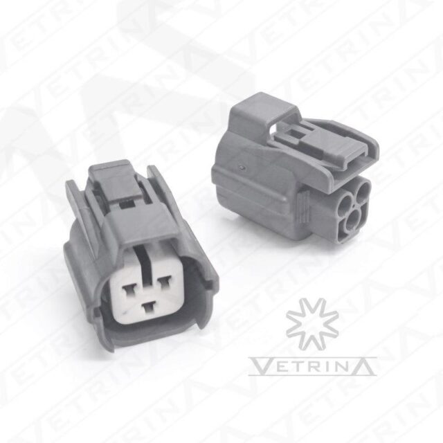 Conector fêmea selado Sumitomo série HM de 3 vias, modelo 6189-0131, cor cinza claro, utilizado em sensores e sistemas elétricos automotivos.