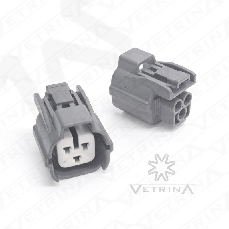 Conector fêmea selado Sumitomo série HM de 3 vias, modelo 6189-0131, cor cinza claro, utilizado em sensores e sistemas elétricos automotivos.