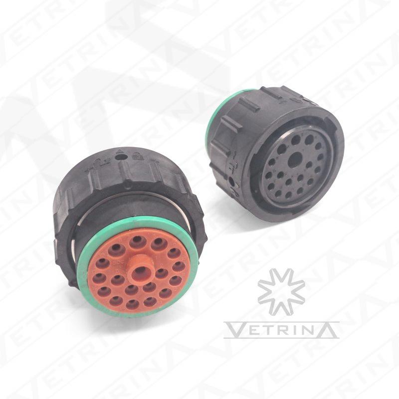 Conector plugue circular Amphenol série AHDP de 21 vias, modelo AHDP06-18-21PN-BRA, com pinos macho e anel adaptador traseiro para proteção de chicote.