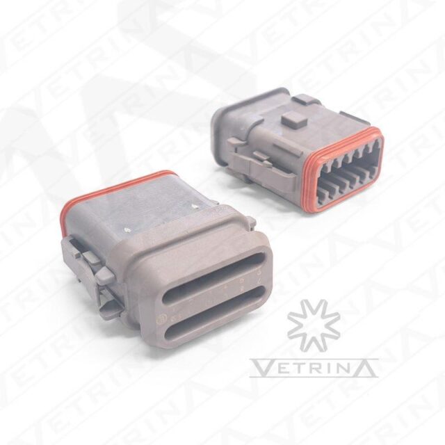 Conector plugue fêmea Deutsch série DT de 12 vias, modelo DT06-12SA-CE13, cor cinza com carcaça traseira alongada e vedação IP68.