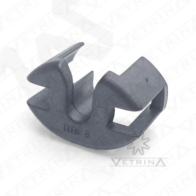 Trava secundária (TPA) Aptiv série Metri-Pack 280 de 1 via, modelo 12065249, cor cinza para travamento de terminais.